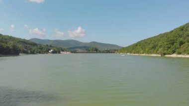 Bataklık selvileri olan dağ gölü. Havadan çekim
