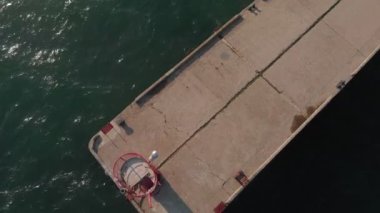 Denizde kırmızı deniz feneri. Havadan çekim