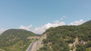 Dağlarda otobanüzerinden uçmak. Havadan çekim