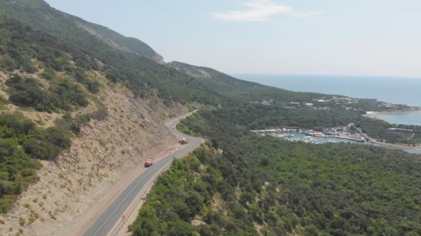 Voo sobre a estrada nas montanhas. Tiro aéreo — Vídeo de Stock