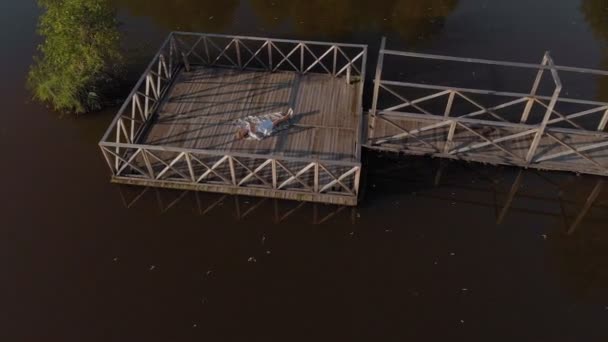 Mladá žena používá tabletu u řeky. Letecká střela — Stock video