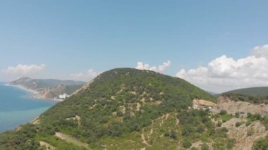 Dağlarda otobanüzerinden uçmak. Havadan çekim