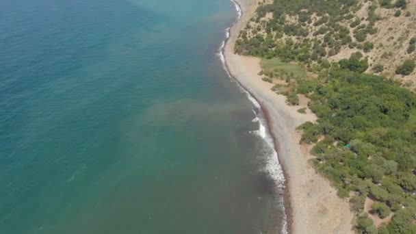 Blick von oben auf die Bucht am Meer. Luftaufnahme — Stockvideo
