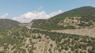 Dağlarda otobanüzerinden uçmak. Havadan çekim