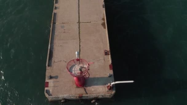 Roter Leuchtturm auf See. Luftaufnahme — Stockvideo