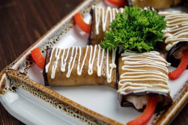 Yeşillikli patlıcan ruloları . catering menüsü