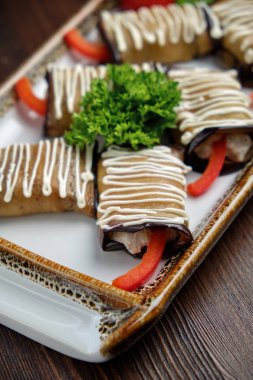 Yeşillikli patlıcan ruloları . catering menüsü