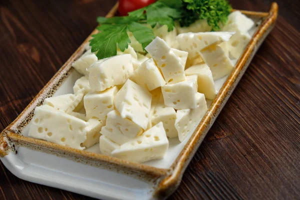 Koyu bir arka plan üzerinde peynir tabağı. Gıda stili. Restoran menüsü — Stok fotoğraf
