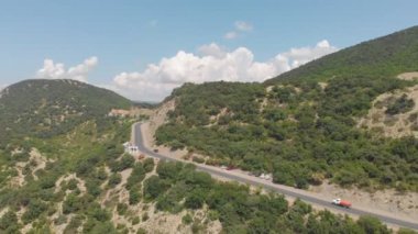 Dağlarda otobanüzerinden uçmak. Havadan çekim