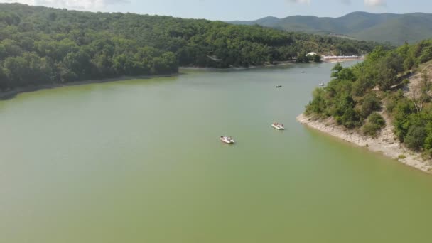 Lac de montagne avec cyprès marécageux. Plan aérien — Video