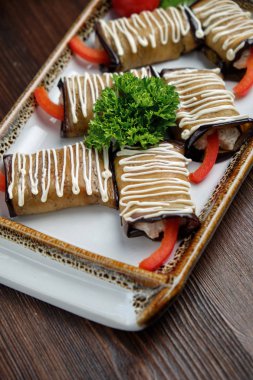 Yeşillikli patlıcan ruloları . catering menüsü