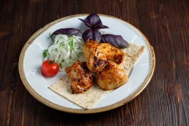 İnce pide ile tavuk Şişler . catering menüsü
