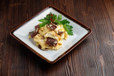 Beyaz bir tabakta etli omlet. catering menüsü