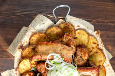 Pide üzerine barbekü. restoran menüsü