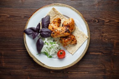 İnce pide ile tavuk Şişler . catering menüsü