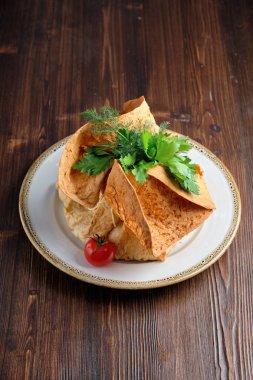 Pide ekmeğinde yemek. catering için menü