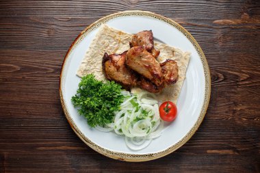 İnce pide ile tavuk Şişler . catering menüsü