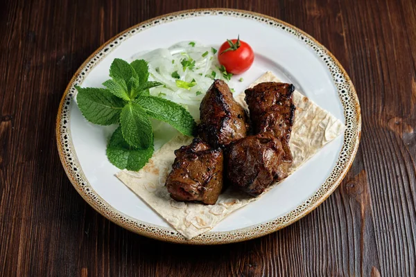 Spiedini di manzo con pane pita sottile. menù ristorazione — Foto Stock