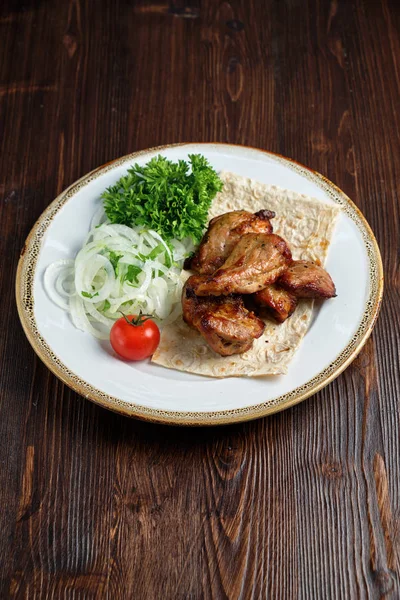 Spiedini di pollo con pane pita sottile. menù ristorazione — Foto Stock