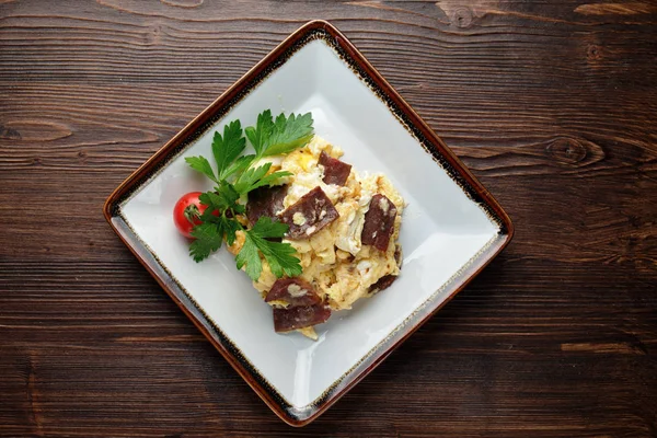 Omelett med kött på en vit tallrik. Catering meny — Stockfoto