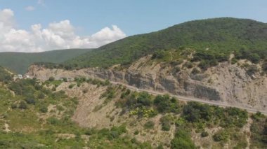 Dağlarda otobanüzerinden uçmak. Havadan çekim