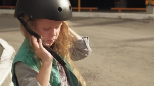 Schutz für Mädchen: Helm, Knieschoner und Ellbogenschoner. Sonnenuntergang — Stockvideo