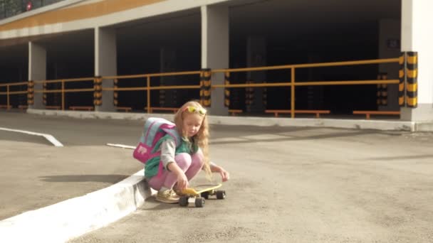 Proteção de vestidos de menina: capacete, joelheiras e cotoveleiras. Pôr do sol — Vídeo de Stock