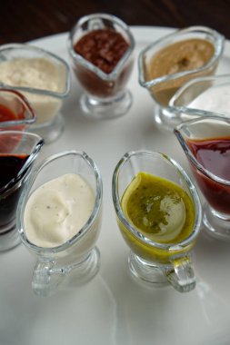 koyu ahşap arka plan üzerinde kase lerde soslar. catering için menü