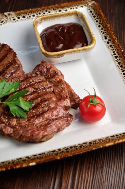 Kemikte kırmızı soslu biftek. restoran menüsü