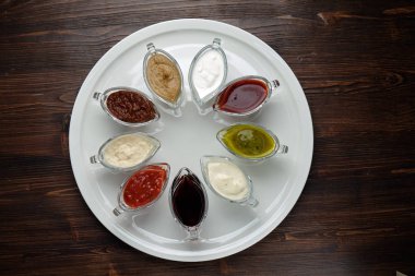 koyu ahşap arka plan üzerinde kase lerde soslar. catering için menü