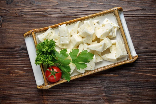 Käseplatte auf dunklem Hintergrund. Food Styling. Speisekarte — Stockfoto