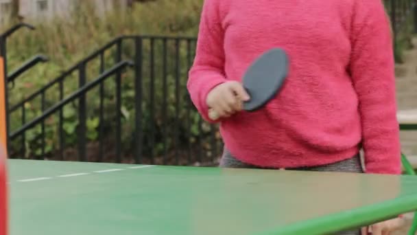 Adolescente jouer au tennis de table en plein air — Video