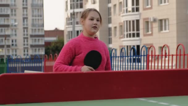 Adolescente jouer au tennis de table en plein air — Video