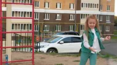 Anne ve kızı badminton açık havada oynamak