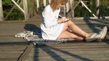 Kadın dışarıda bilgisayar tableti kullanıyor..