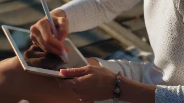 야외에서 컴퓨터 태블릿을 사용하는 여성. — 비디오