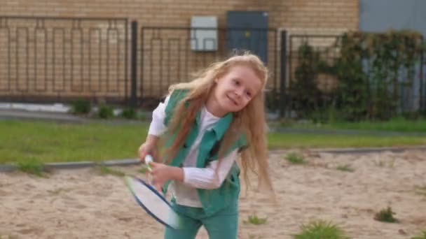 Mãe e filha jogar badminton ao ar livre — Vídeo de Stock