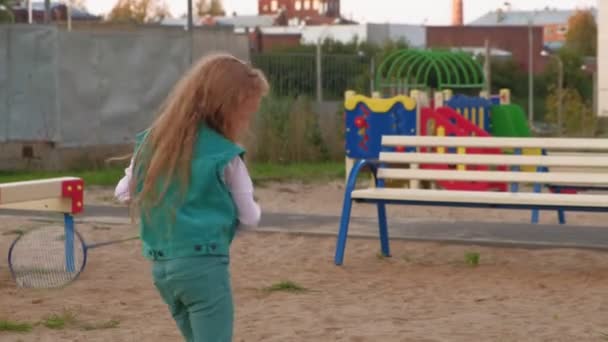 Мама и дочь играют в бадминтон на открытом воздухе — стоковое видео