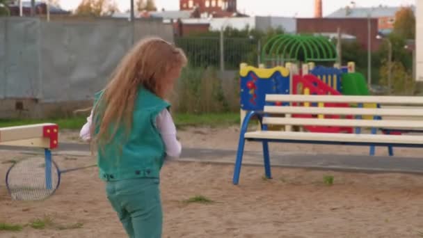 Mutter und Tochter spielen Badminton im Freien — Stockvideo