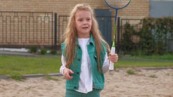 Mutter und Tochter spielen Badminton im Freien — Stockvideo