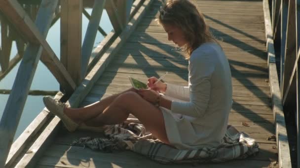 Mujer está utilizando una tableta de ordenador al aire libre . — Vídeos de Stock