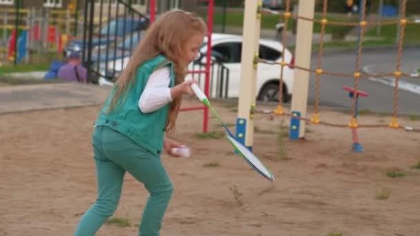 Mamá y su hija juegan al bádminton al aire libre — Vídeo de stock