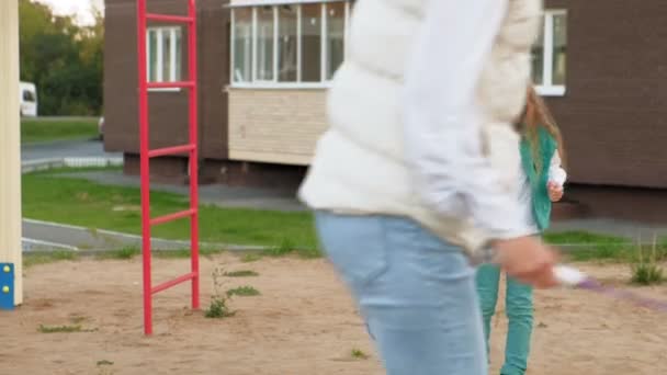 Maman et fille jouent au badminton en plein air — Video