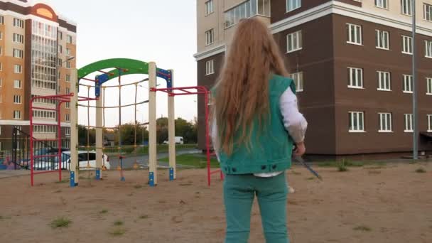 Mamá y su hija juegan al bádminton al aire libre — Vídeos de Stock