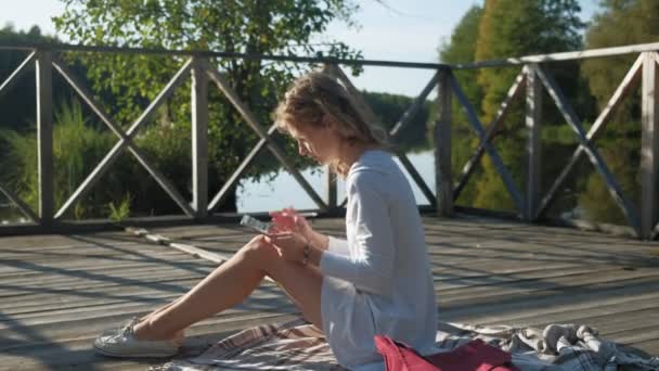 Mujer está utilizando una tableta de ordenador al aire libre . — Vídeos de Stock