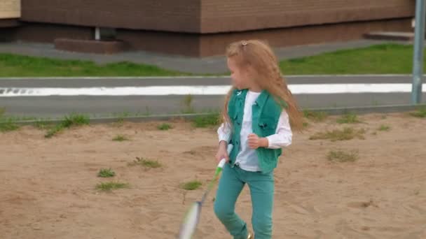 Мама і дочка грати бадмінтон на відкритому повітрі — стокове відео