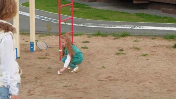 Mutter und Tochter spielen Badminton im Freien — Stockvideo