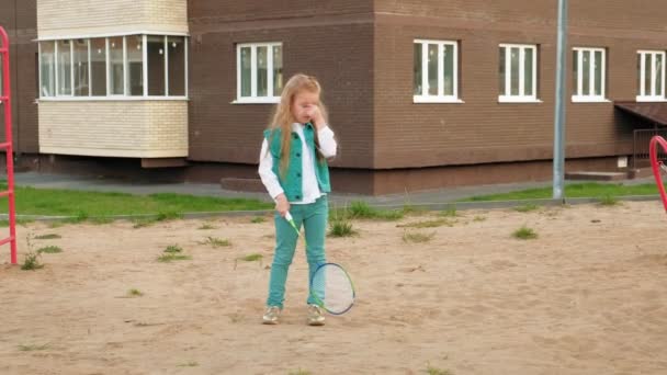 Mutter und Tochter spielen Badminton im Freien — Stockvideo