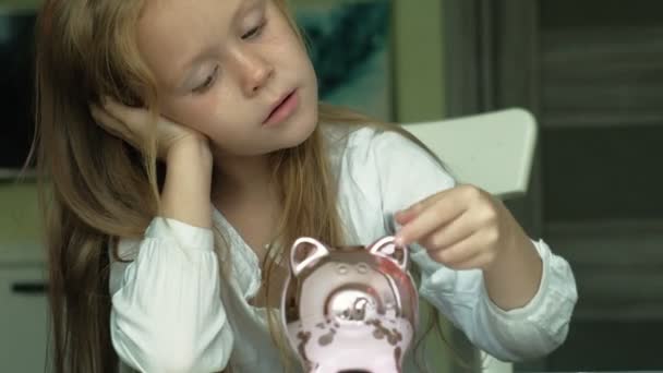 Dívčí Školačka dává peníze do prasátka s růžovým prasetem — Stock video