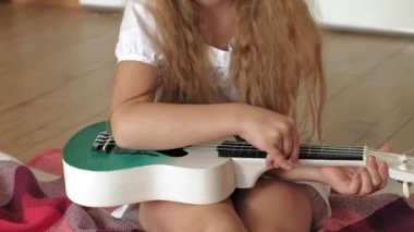 Odada yerde otururken pizza yiyen okul öncesi kız